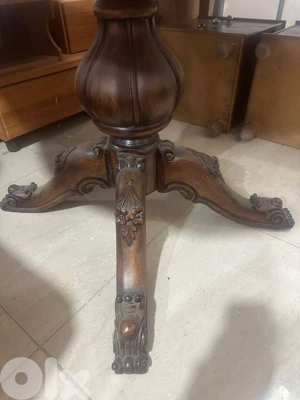 طاولة مبرومة خشب زان بتتكبر وبتتصغر كتير مرتبة ونظيفة 4