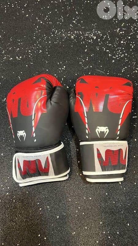 venum gloves 1