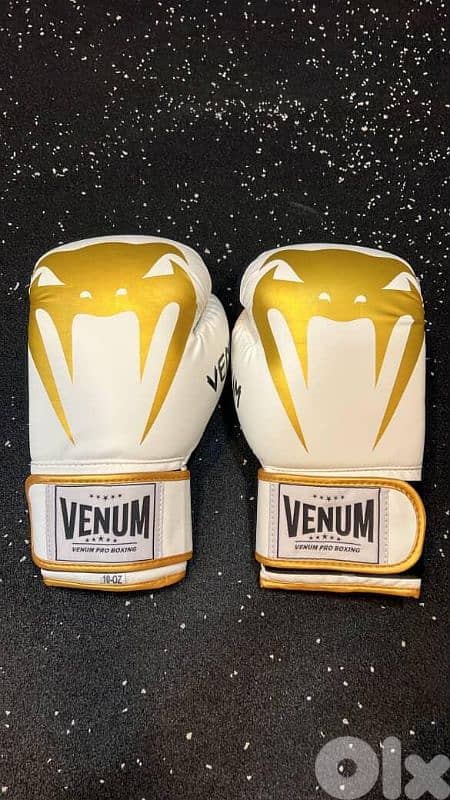 venum gloves 3
