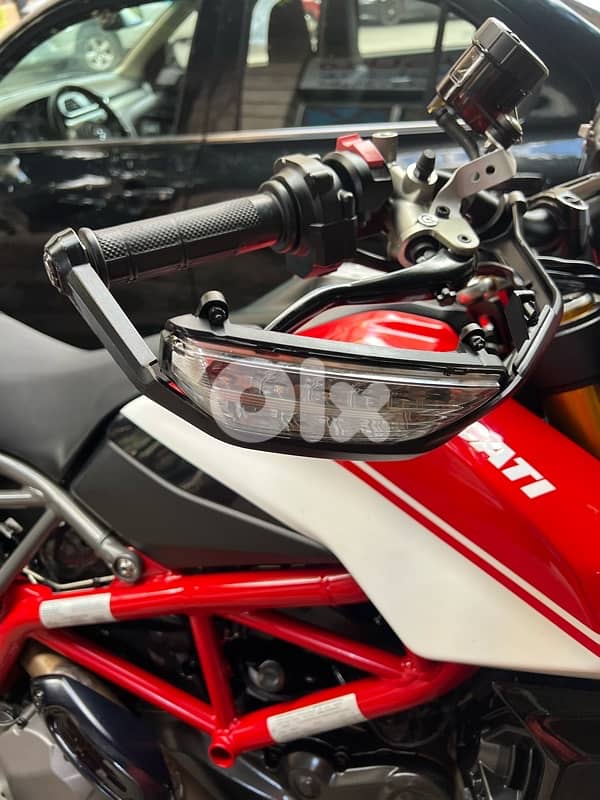 Ducati Hypermotard 950 6
