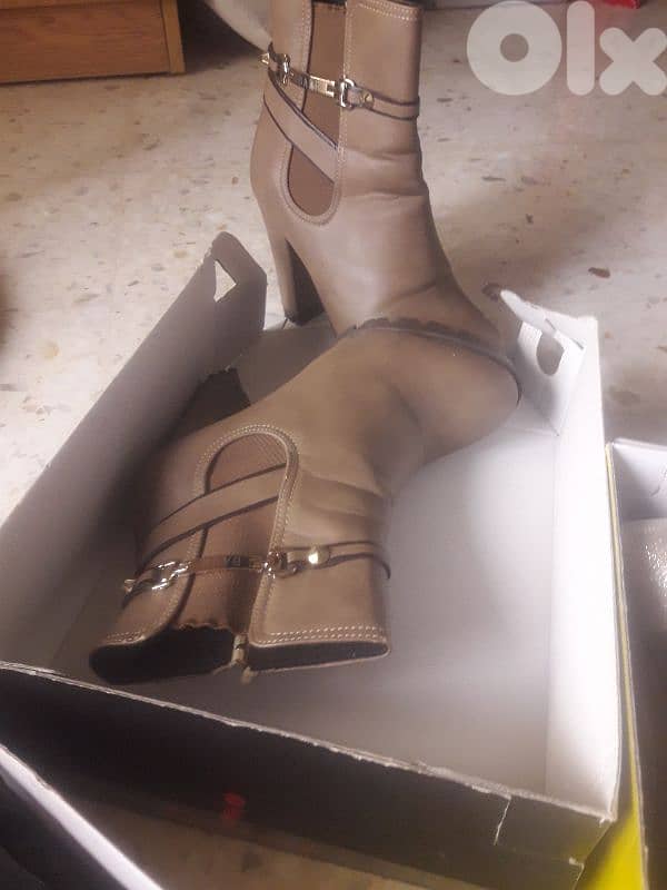 شروة اكثر من ٨٠ قطعة تياب واحذية مستعملة 13