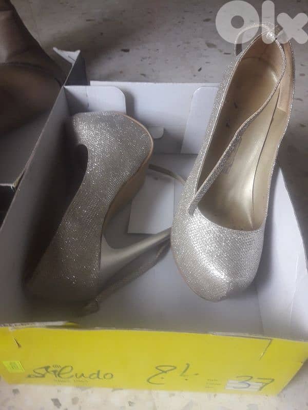 شروة اكثر من ٨٠ قطعة تياب واحذية مستعملة 17