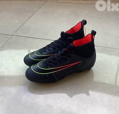 Don’t miss out! Football shoes best quality size 42