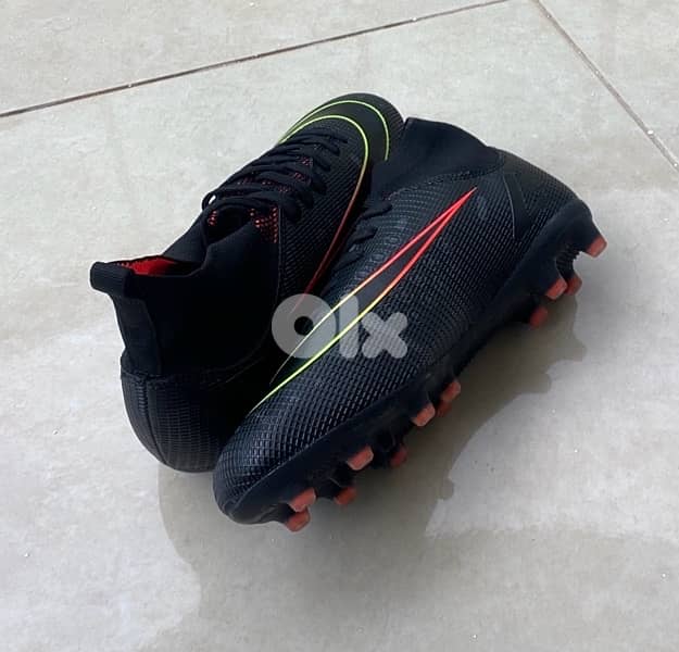 Don’t miss out! Football shoes best quality size 42 1