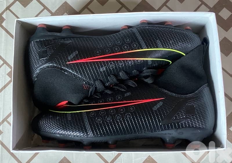 Don’t miss out! Football shoes best quality size 42 2