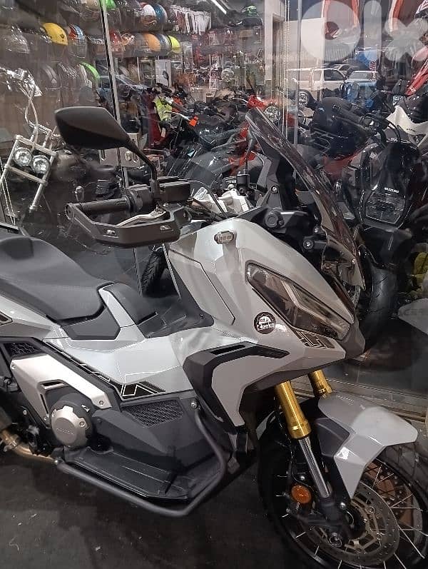 Xadv 750cc like new 6000klm 2022 Akrapovic full system 1