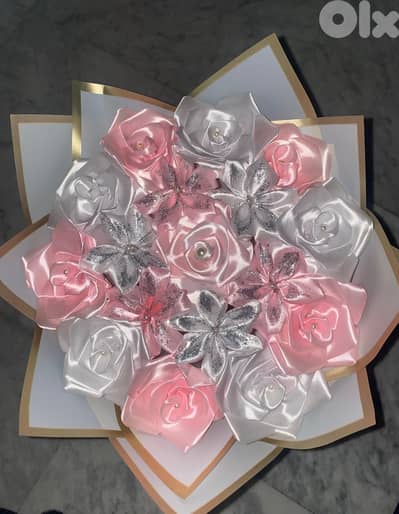 Bouquet artificial 17 roses with glitter wrapped with white 7 gold