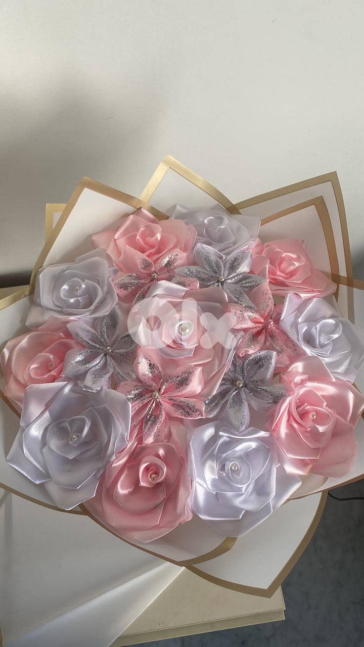 Bouquet artificial 17 roses with glitter wrapped with white 7 gold 1