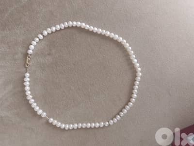 عقد من اللؤلؤ الزراعي (حقيقي)، بخيط حرير وعقدة من ذهب عيار  18