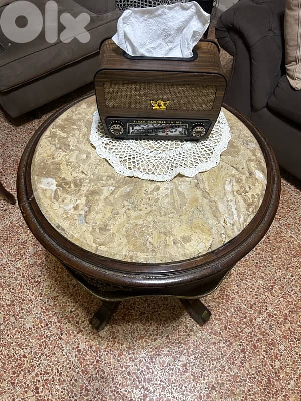 antique table 250$ 1