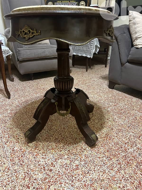 antique table 250$ 2