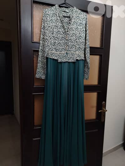 فستان سهرة ملبوس مرة وحدة لون زيتي ودهبي قياس 40