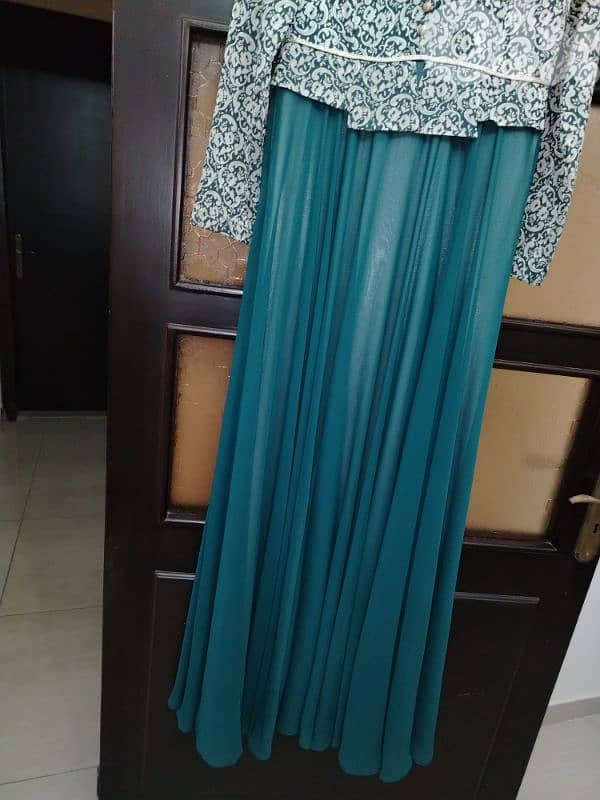 فستان سهرة ملبوس مرة وحدة لون زيتي ودهبي قياس 40 1