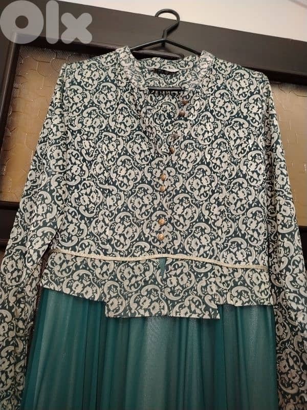 فستان سهرة ملبوس مرة وحدة لون زيتي ودهبي قياس 40 2