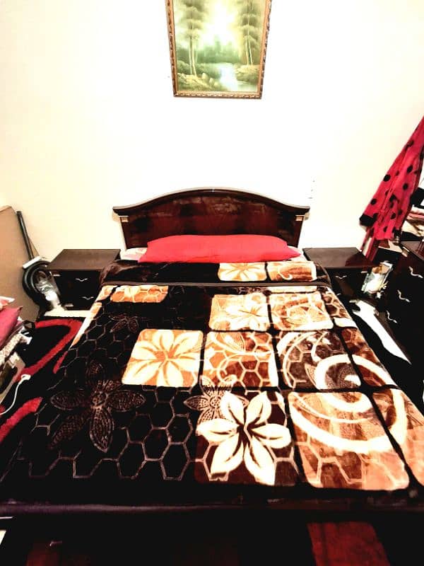 غرفة نوم مرتبة شبه جديدة 4