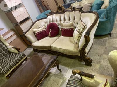 طقم كنبايات ملكي حفر خشب زان اربع قطع وطاولة شبه جديد