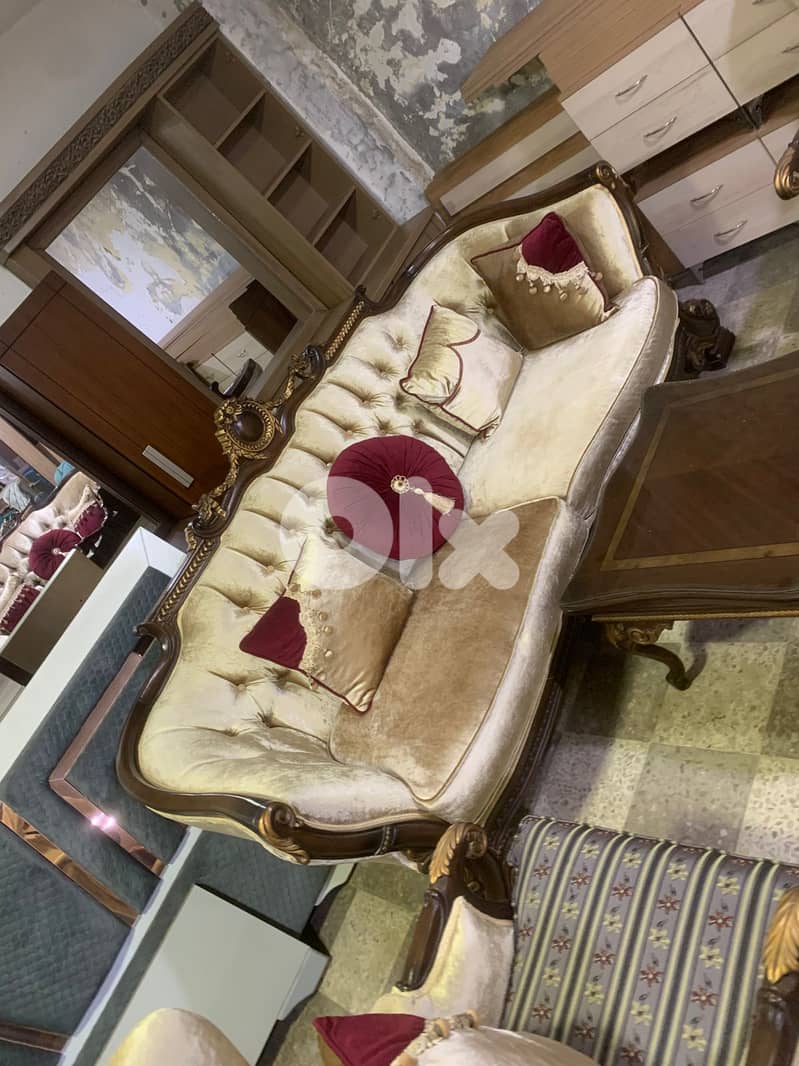 طقم كنبايات ملكي حفر خشب زان اربع قطع وطاولة شبه جديد 1