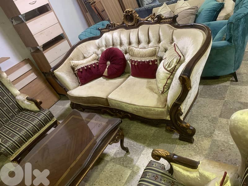 طقم كنبايات ملكي حفر خشب زان اربع قطع وطاولة شبه جديد 3