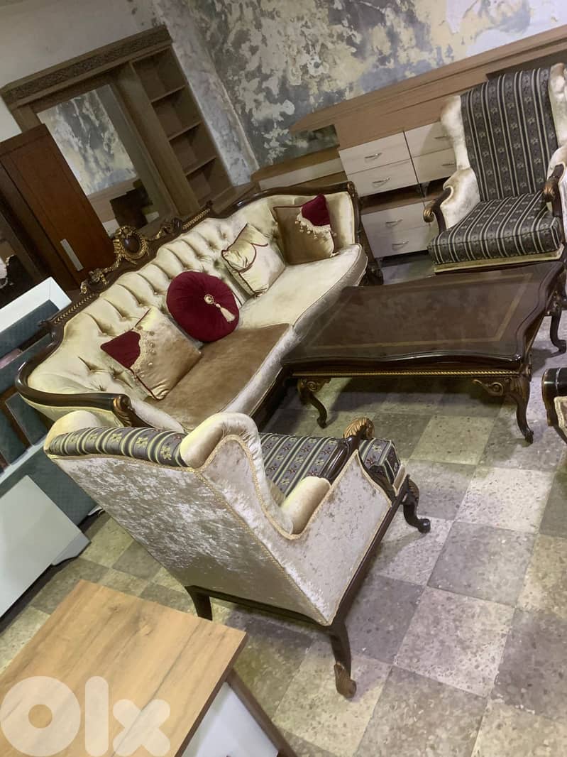 طقم كنبايات ملكي حفر خشب زان اربع قطع وطاولة شبه جديد 4