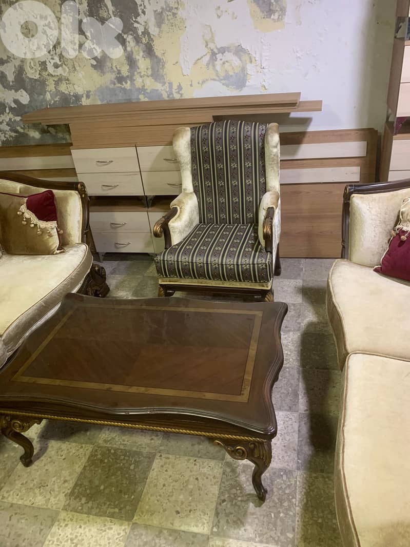 طقم كنبايات ملكي حفر خشب زان اربع قطع وطاولة شبه جديد 5