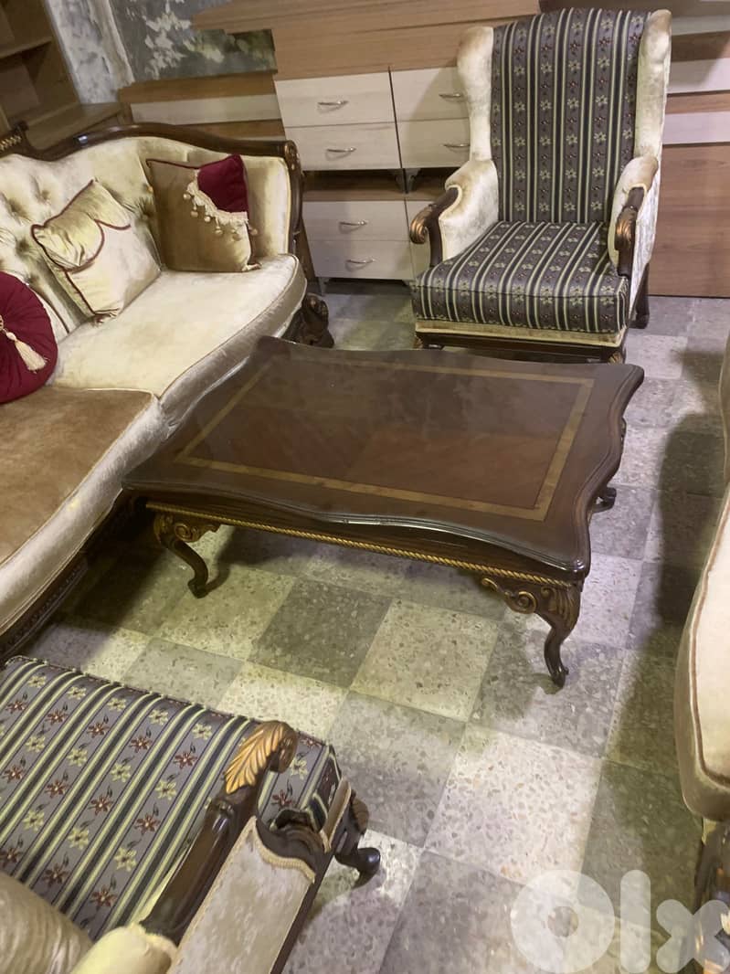 طقم كنبايات ملكي حفر خشب زان اربع قطع وطاولة شبه جديد 6