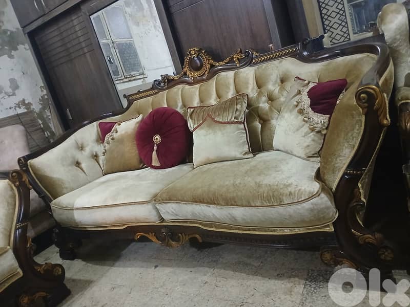 طقم كنبايات ملكي حفر خشب زان اربع قطع وطاولة شبه جديد 7