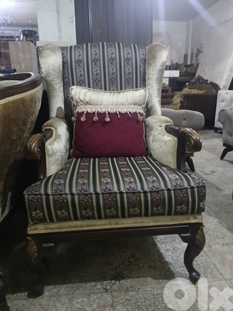 طقم كنبايات ملكي حفر خشب زان اربع قطع وطاولة شبه جديد 8