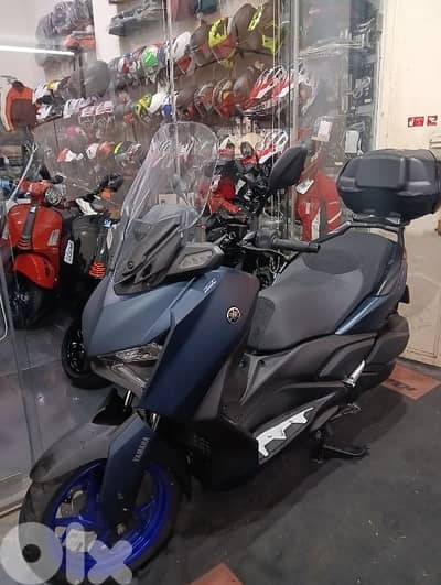 Yamaha Xmax 300cc Company source like new 5000klm full accessories