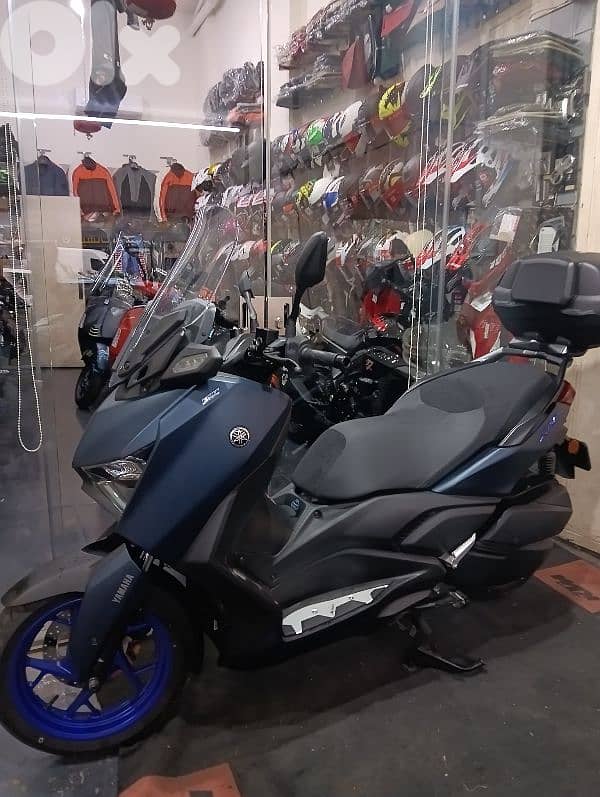 Yamaha Xmax 300cc Company source like new 5000klm full accessories 2