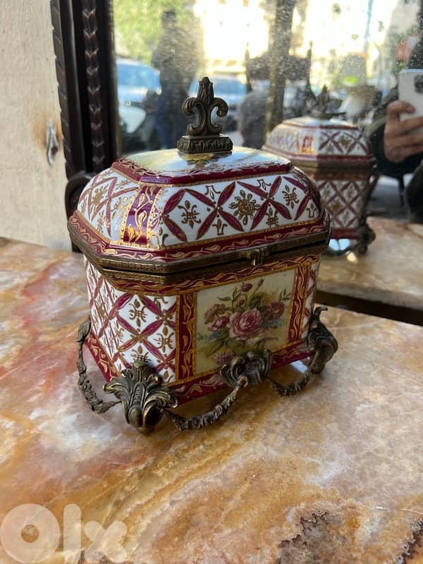 Frensh box sevres antiques hand-painted flowers صندوق ساڤر فرنسي روعة 2
