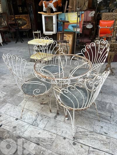 طاولة حديد فرفورجية مع ٤ كراسي موديل مميز روعة
