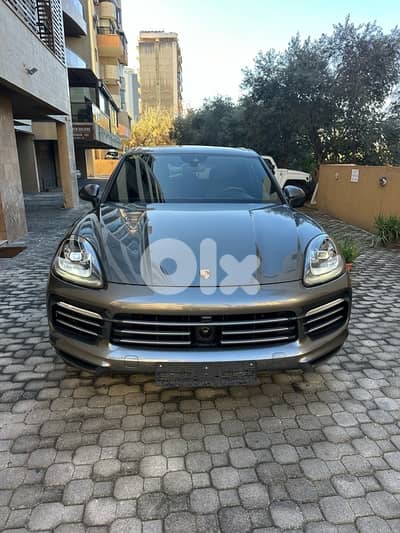 Porsche Cayenne 2019 gray on black (clean carfax)