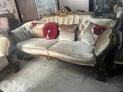 طقم كنبايات ملكي حفر ايد خشب زان اربع قطع وطاولة شبه جديد