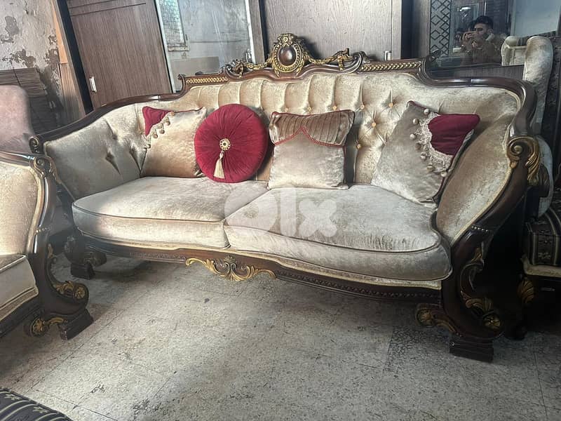 طقم كنبايات ملكي حفر ايد خشب زان اربع قطع وطاولة شبه جديد 1