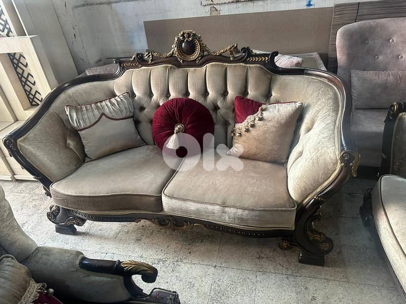 طقم كنبايات ملكي حفر ايد خشب زان اربع قطع وطاولة شبه جديد 2