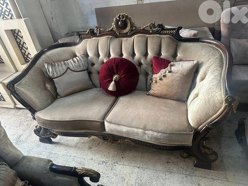 طقم كنبايات ملكي حفر ايد خشب زان اربع قطع وطاولة شبه جديد 3