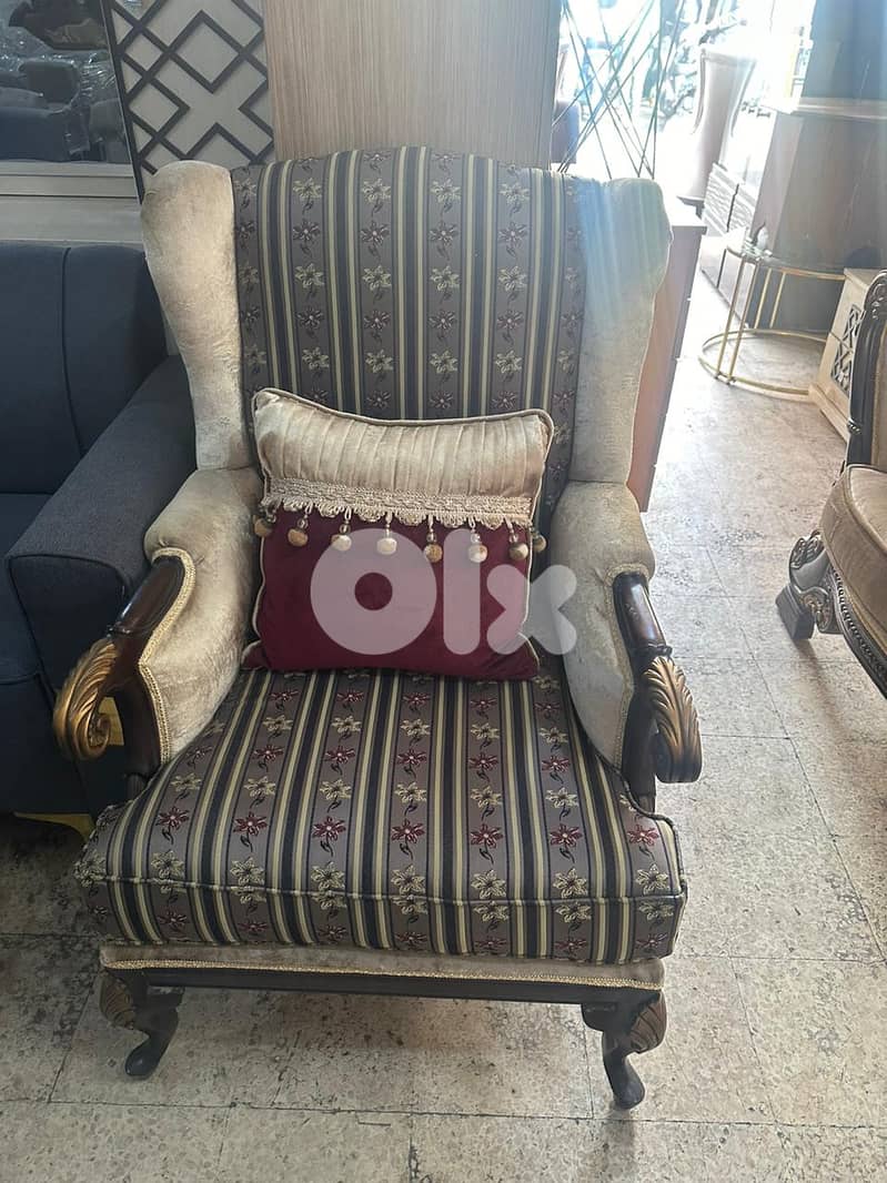 طقم كنبايات ملكي حفر ايد خشب زان اربع قطع وطاولة شبه جديد 4