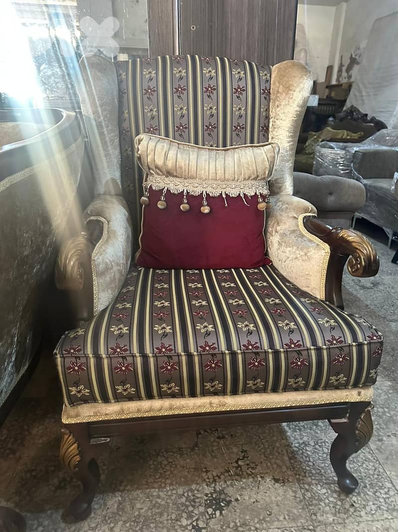 طقم كنبايات ملكي حفر ايد خشب زان اربع قطع وطاولة شبه جديد 6