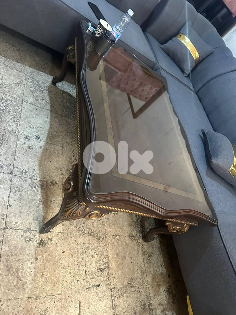 طقم كنبايات ملكي حفر ايد خشب زان اربع قطع وطاولة شبه جديد 7