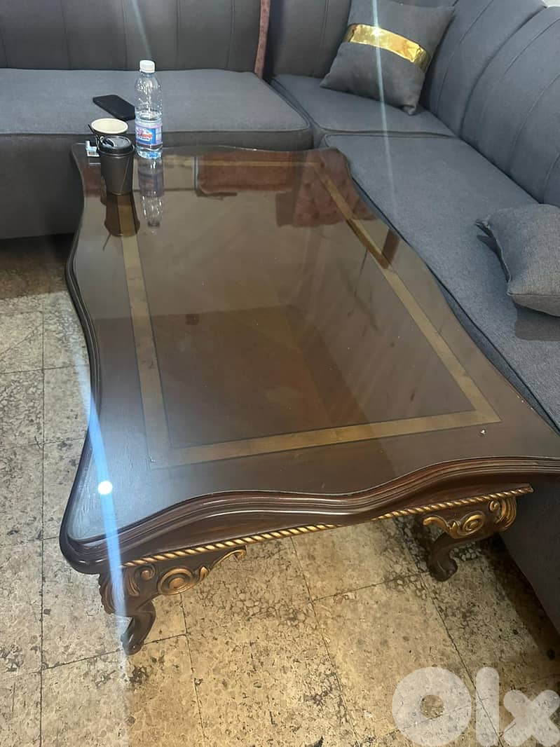 طقم كنبايات ملكي حفر ايد خشب زان اربع قطع وطاولة شبه جديد 8