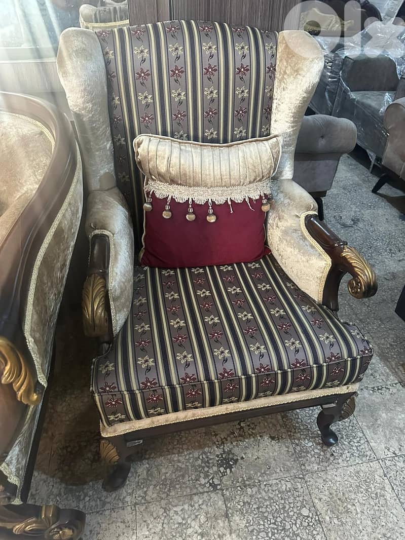 طقم كنبايات ملكي حفر ايد خشب زان اربع قطع وطاولة شبه جديد 9