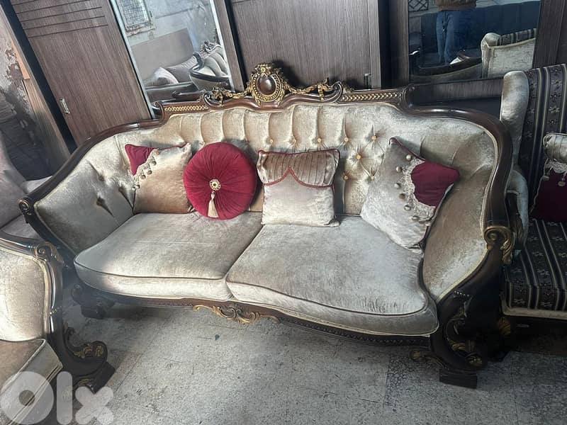 طقم كنبايات ملكي حفر ايد خشب زان اربع قطع وطاولة شبه جديد 10