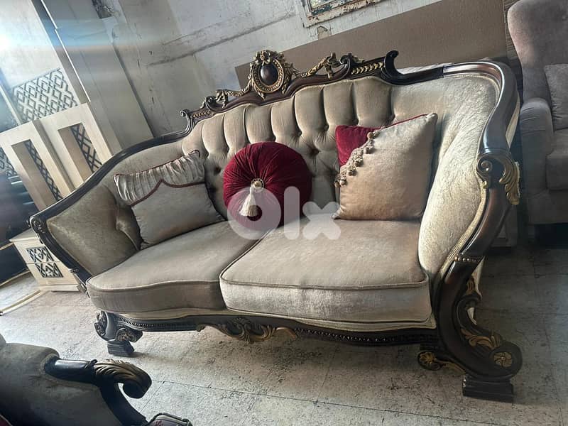 طقم كنبايات ملكي حفر ايد خشب زان اربع قطع وطاولة شبه جديد 11