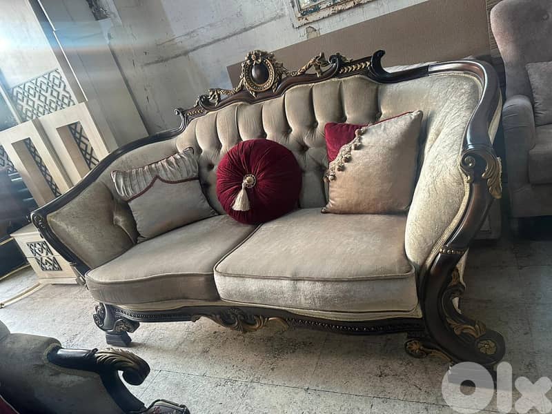 طقم كنبايات ملكي حفر ايد خشب زان اربع قطع وطاولة شبه جديد 12