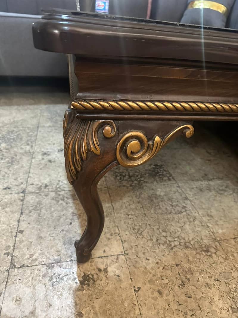 طقم كنبايات ملكي حفر ايد خشب زان اربع قطع وطاولة شبه جديد 13