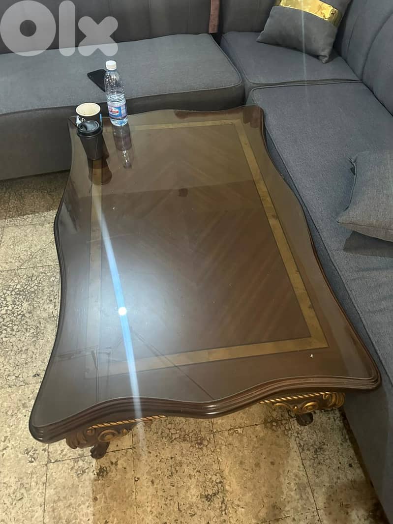 طقم كنبايات ملكي حفر ايد خشب زان اربع قطع وطاولة شبه جديد 14