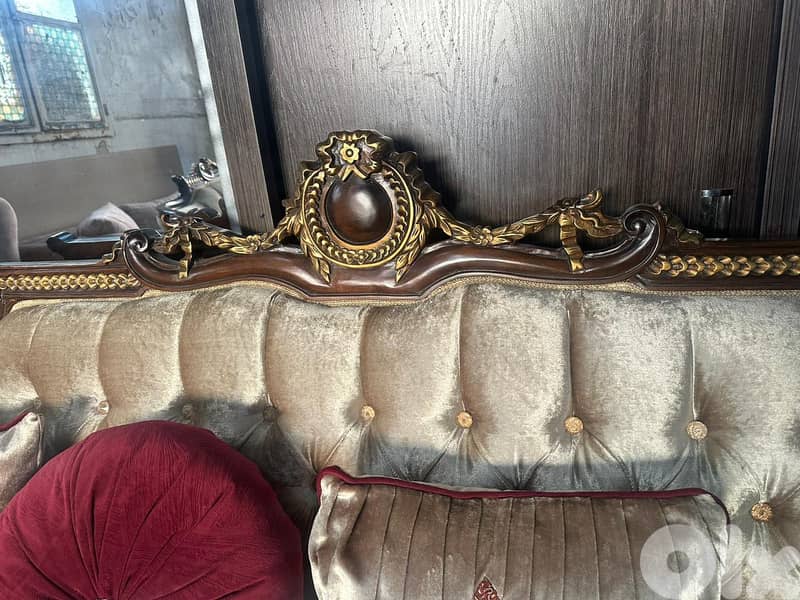 طقم كنبايات ملكي حفر ايد خشب زان اربع قطع وطاولة شبه جديد 15