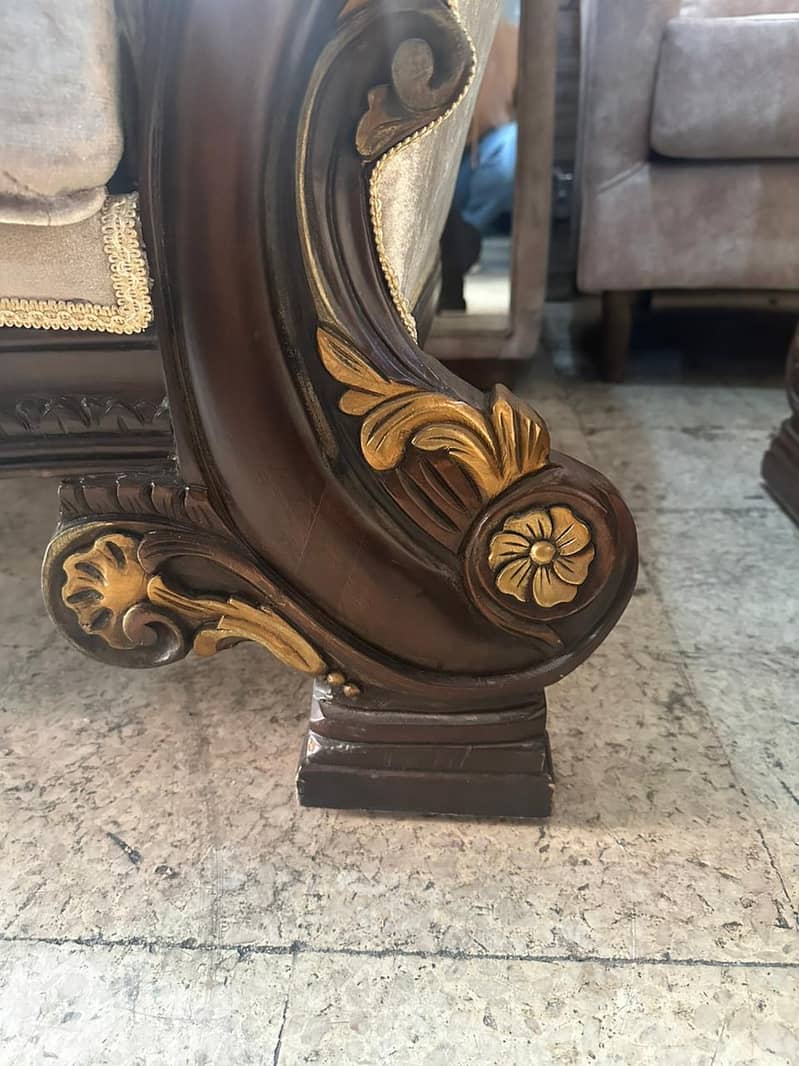 طقم كنبايات ملكي حفر ايد خشب زان اربع قطع وطاولة شبه جديد 16