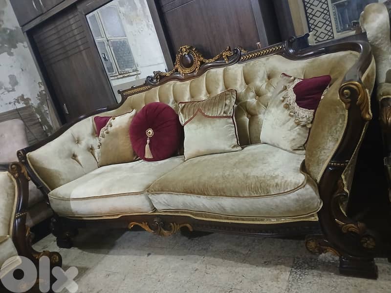 طقم كنبايات ملكي حفر ايد خشب زان اربع قطع وطاولة شبه جديد 17