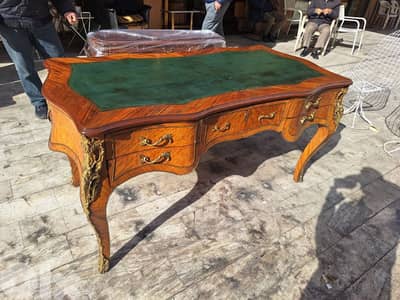 مكتب انتيك فخم جدا ومميز وجه جلد من الروائع خشب جوز مع برونز desk